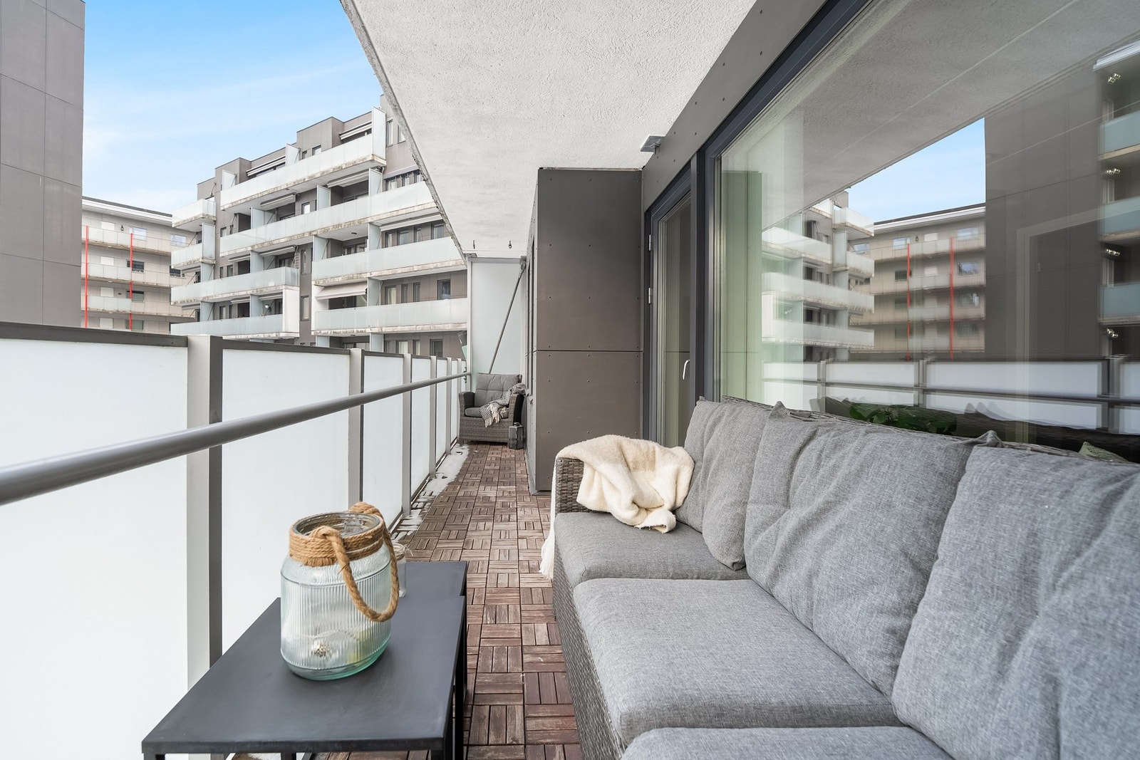 Balkongen er utstyrt med utebelysning, stikkontakt og levegger, som gir ekstra komfort og funksjonalitet. Galleribilde