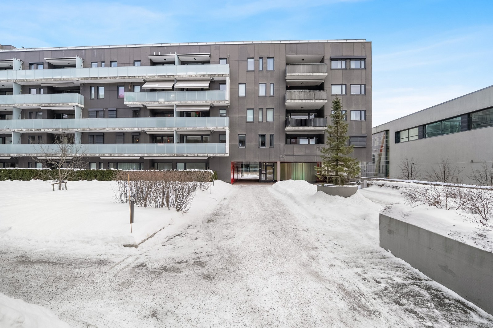 Leiligheten ligger i et attraktivt borettslag med felles eiet tomt på 2.297,90 kvm. Fellesarealene er pent opparbeidet med blant annet grøntareal, internveier og sittebenker, som gir hyggelige uteområder for beboerne. Galleribilde