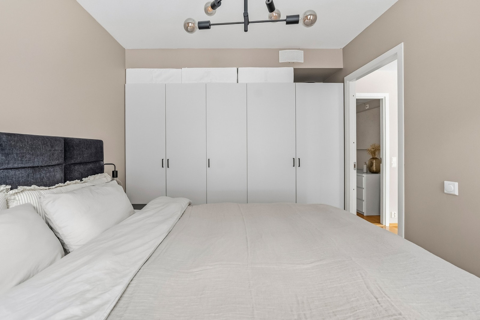 Rikelig garderobeplass sørger for god oppbevaring, oppvarming via radiator under vinduene. Galleribilde