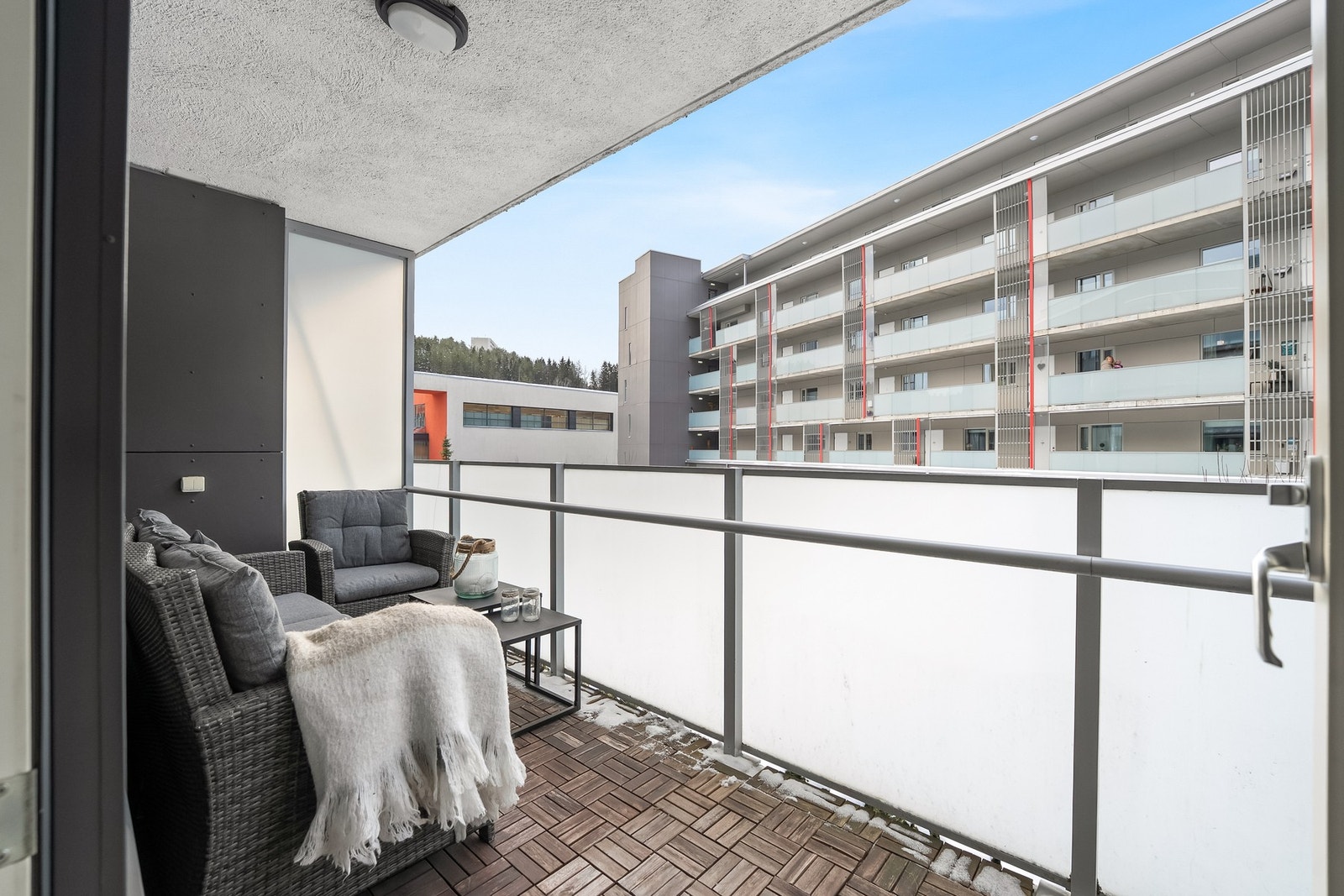 Balkongen er bygget med betongelementer og har rekkverk i glass og metall med en høyde på 110 cm. Galleribilde