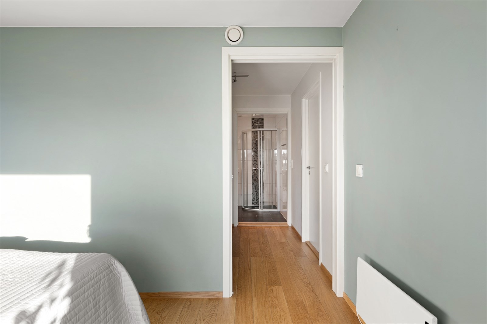 Hovedsoverommet har eget garderoberom og bad Galleribilde