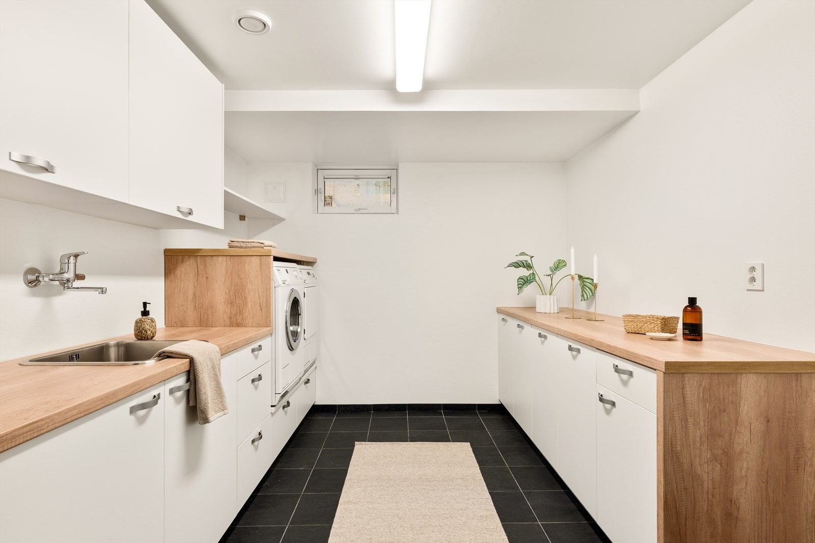 Stort og flott vaskerom i kjeller Galleribilde