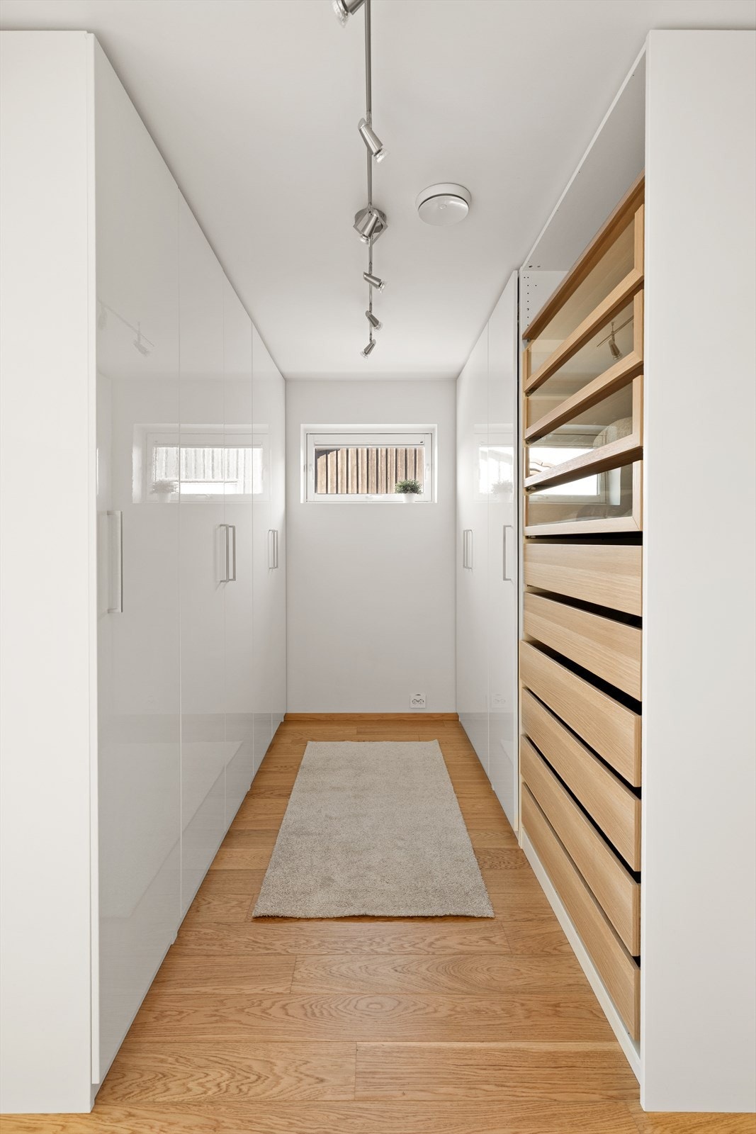 Eget garderoberom i tilknytning til hovedsoverommet Galleribilde