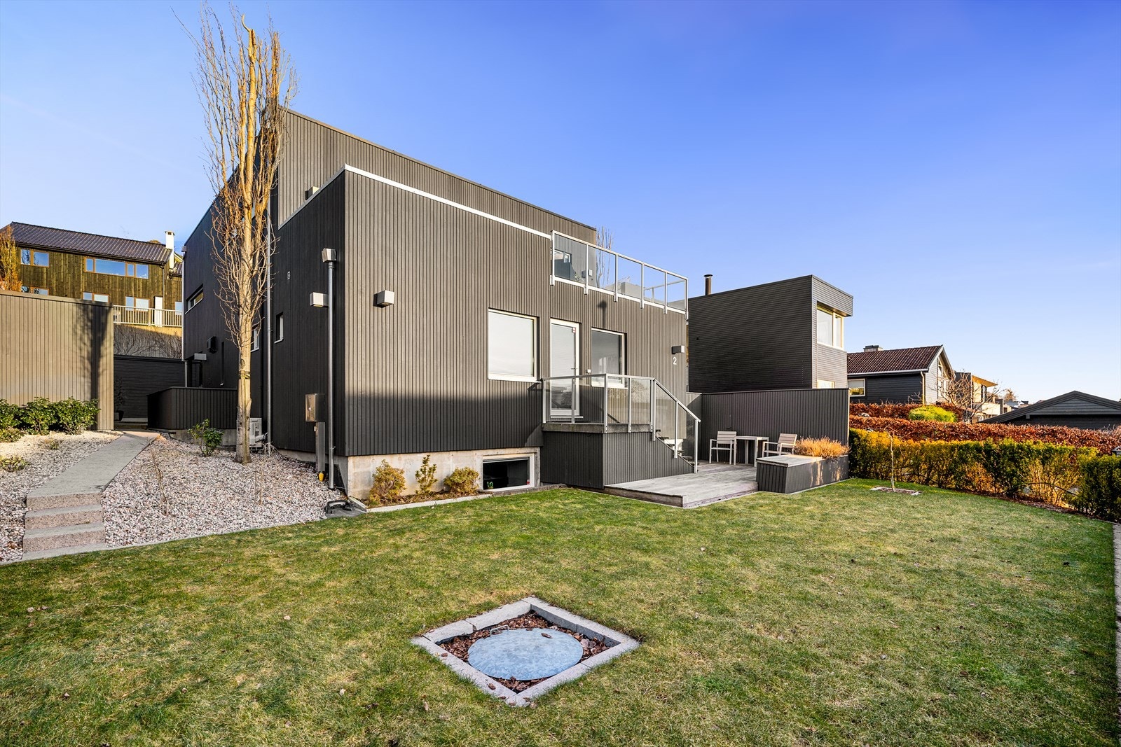 Lettstelt og pent opparbeidet tomt mot sørvest med meget gode solforhold Galleribilde