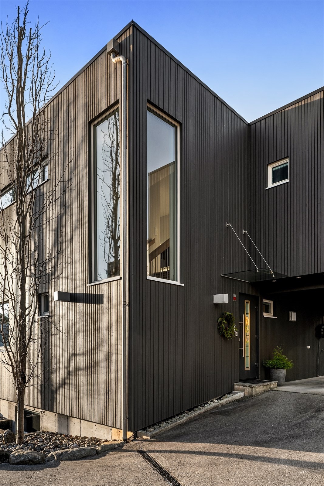 Uteområdet er opparbeidet og beplantet av Geir Lilleås Anleggsgartner AS. Galleribilde