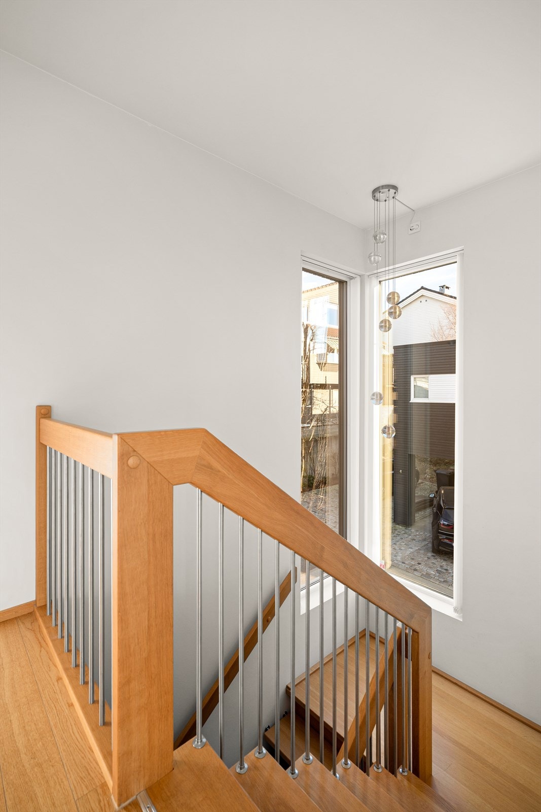 Flott trapp mellom etasjene med trinn i heltre eik Galleribilde