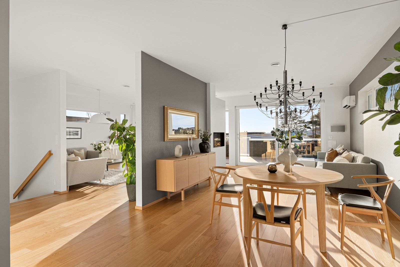 Lys og luftig stue med gode vindusflater og utgang til balkong Galleribilde