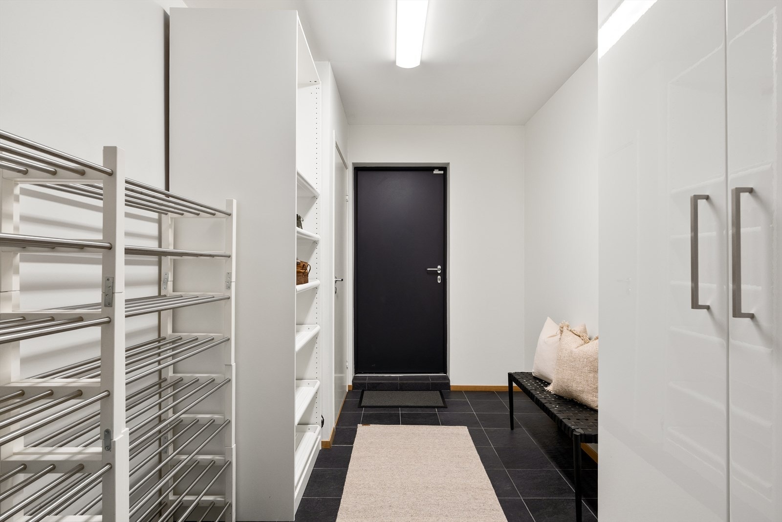 Kjellerinngang med god garderobeplass Galleribilde