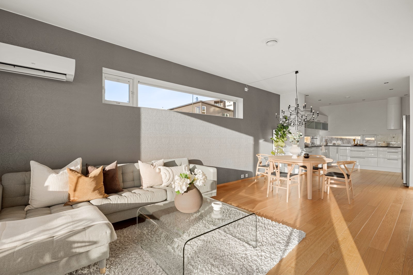 Kjøkken og spiseplass i åpen løsning Galleribilde