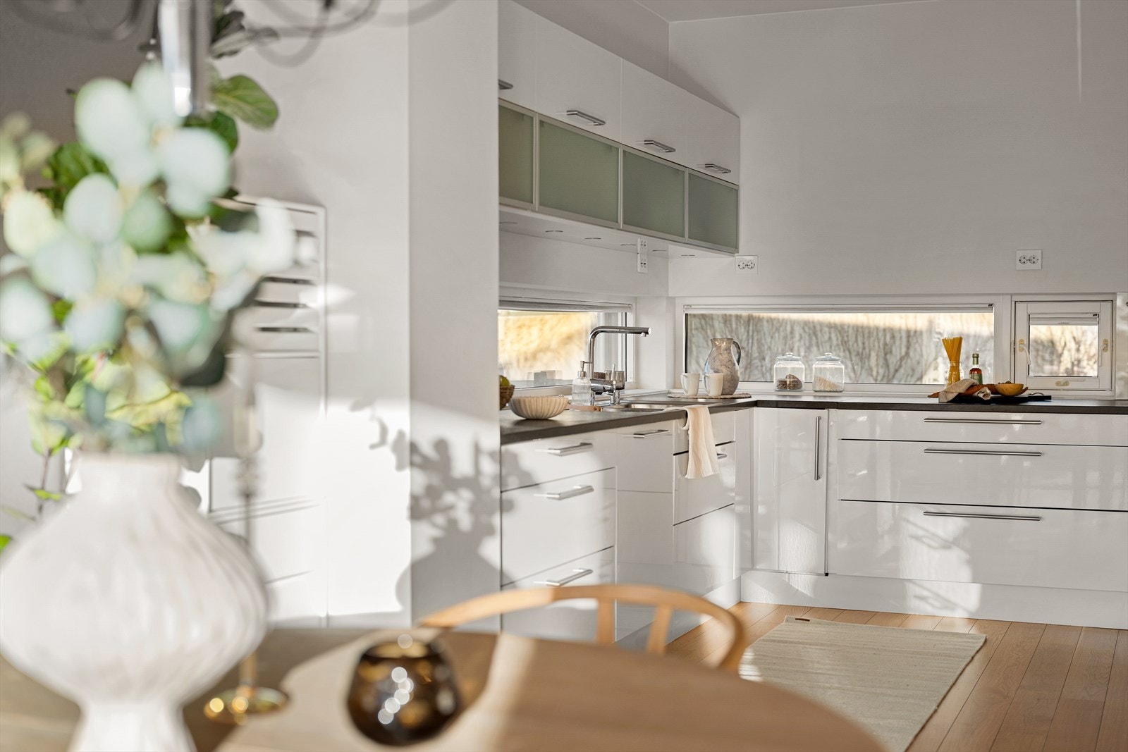 Moderne og tidløs kjøkkeninnredning fra Norema Galleribilde