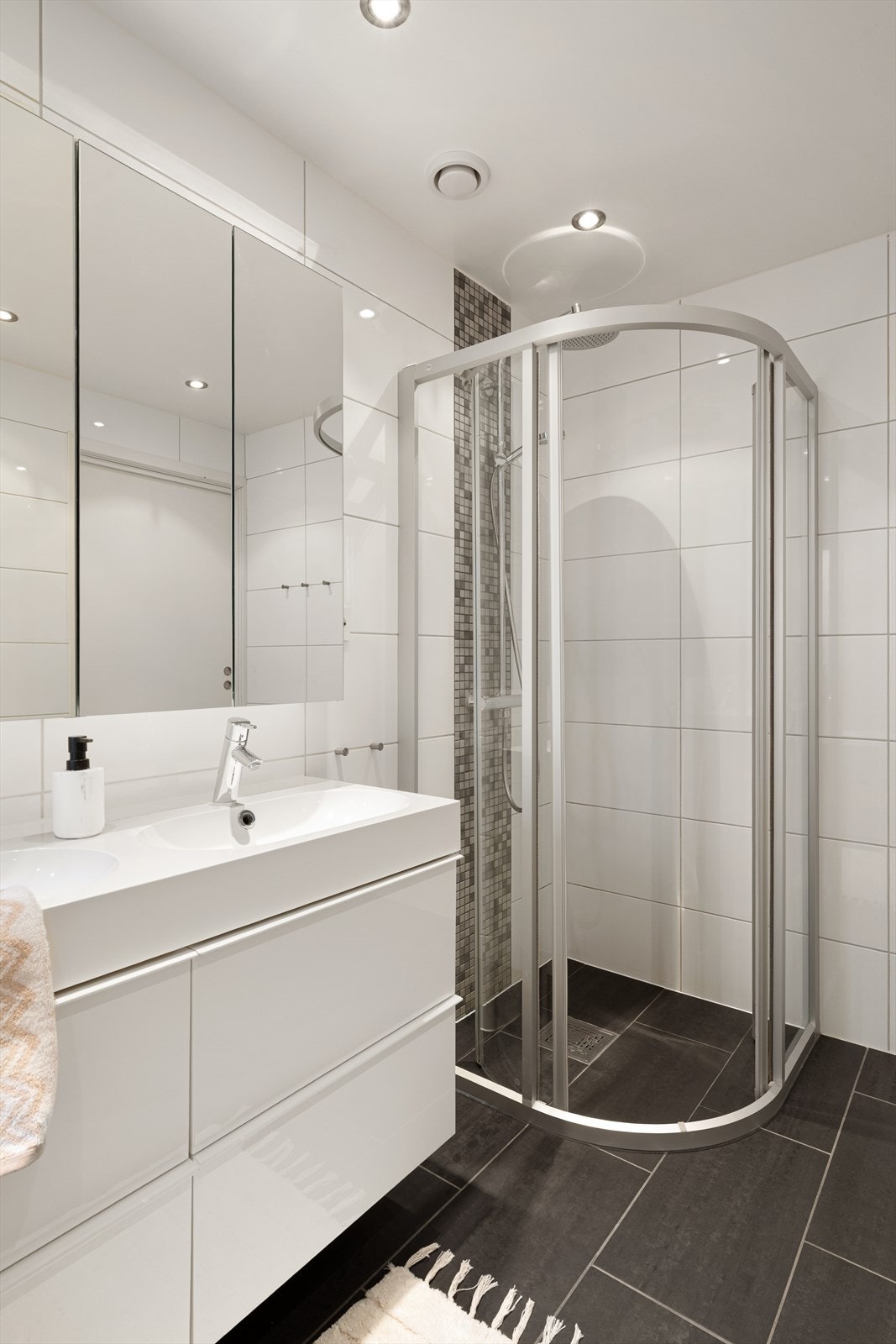 Helfliset bad med gulvvarme, dusjnisje, innfliset badekar, vegghengt WC og dobbel vask Galleribilde