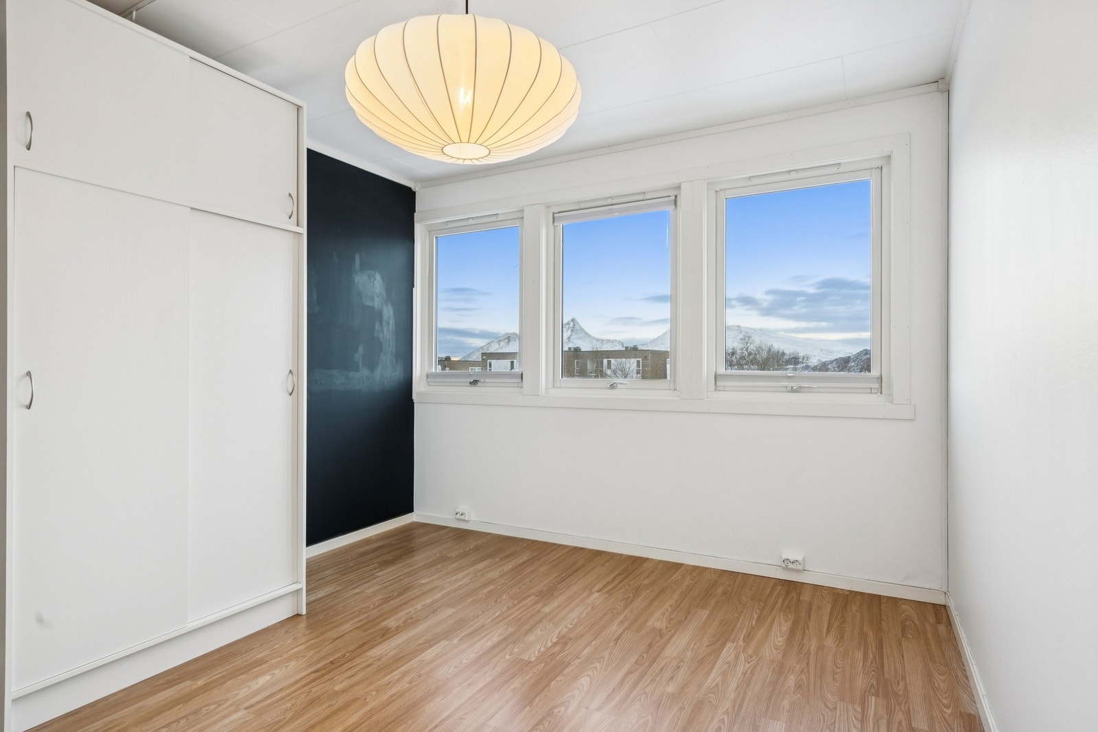 Øveretasjen kommer med tre soverom av varierende størrelse Galleribilde