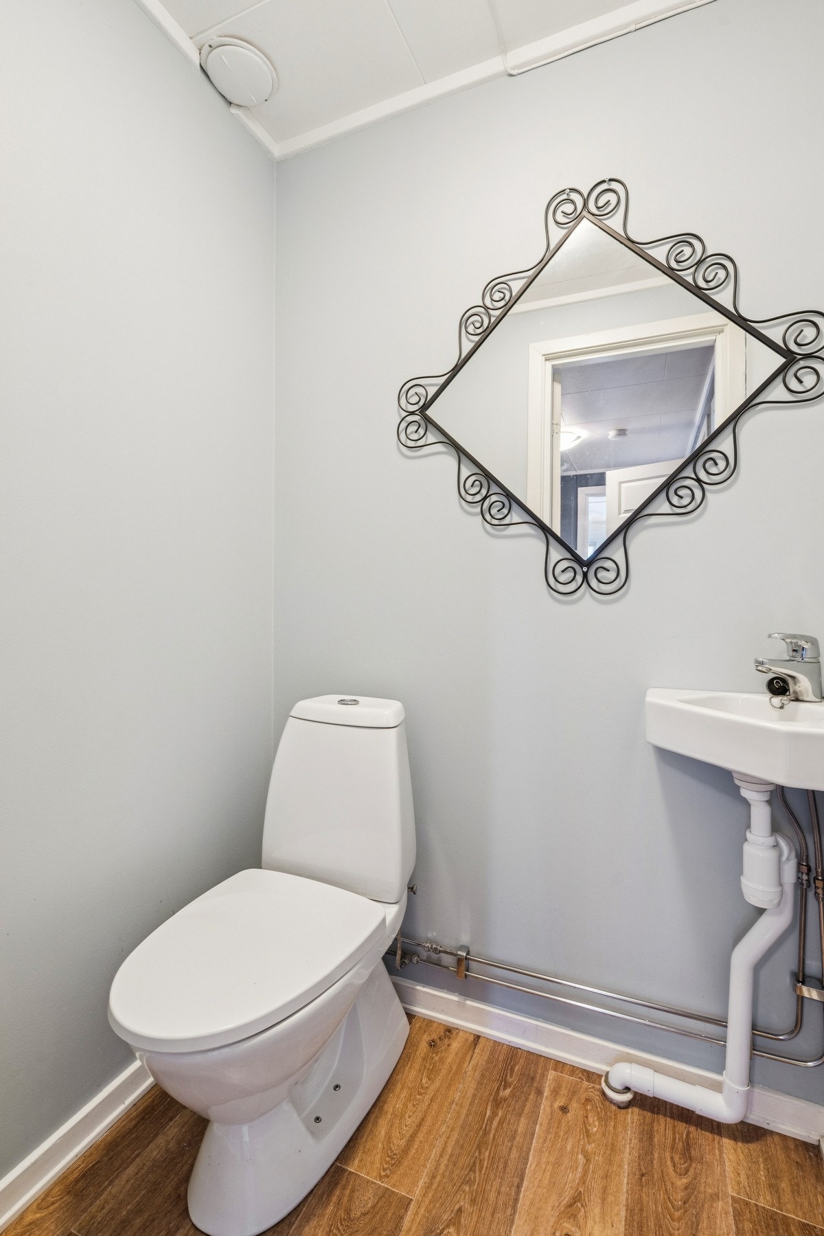 Toalettrommet har malte plater på vegg, gulvbelegg og malte himlingsplater Galleribilde