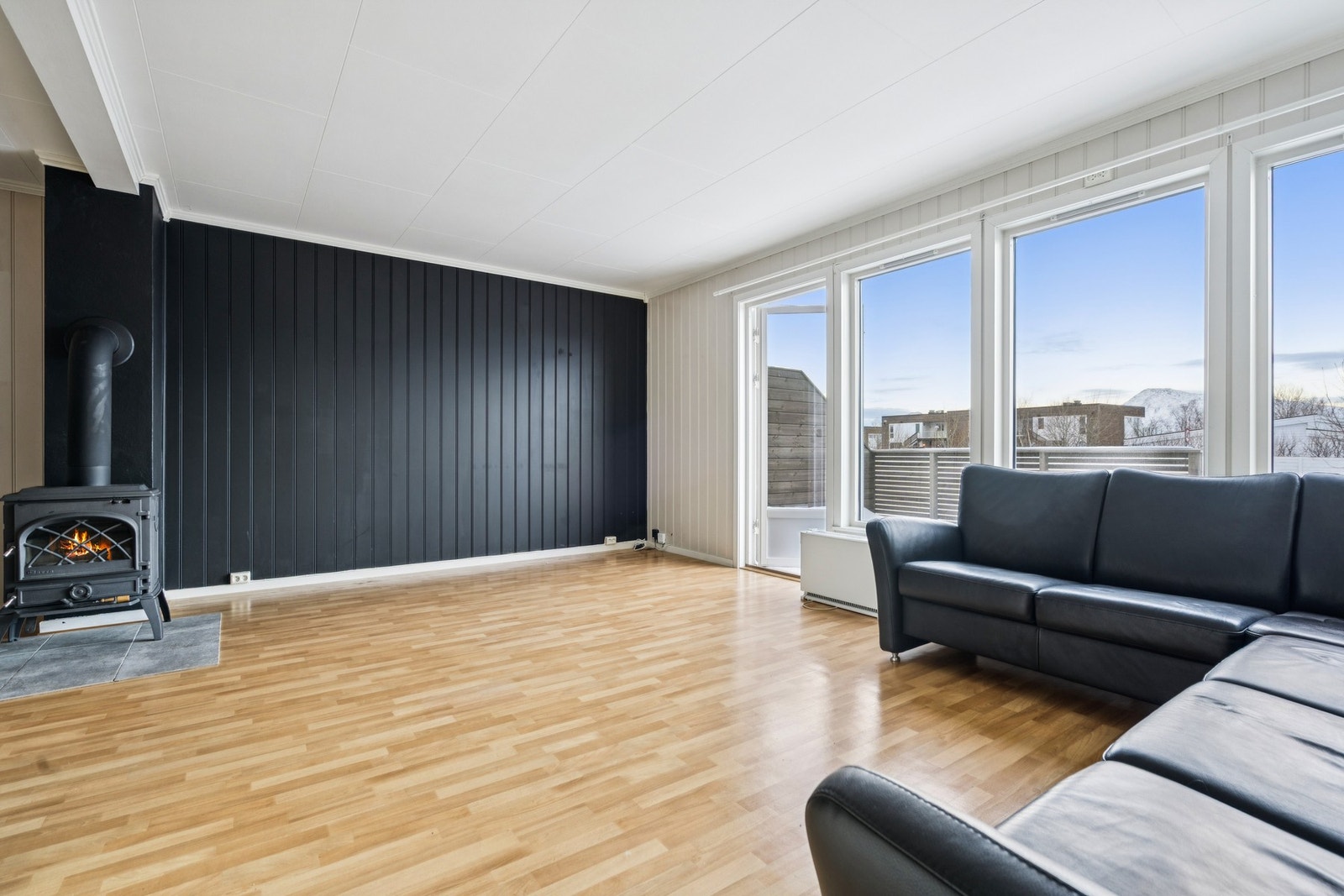 Store vindusflater gir etasjen godt, naturlig lys og de nøytrale fargene gjør det enkelt å innrede med det du allerede har av møbler Galleribilde