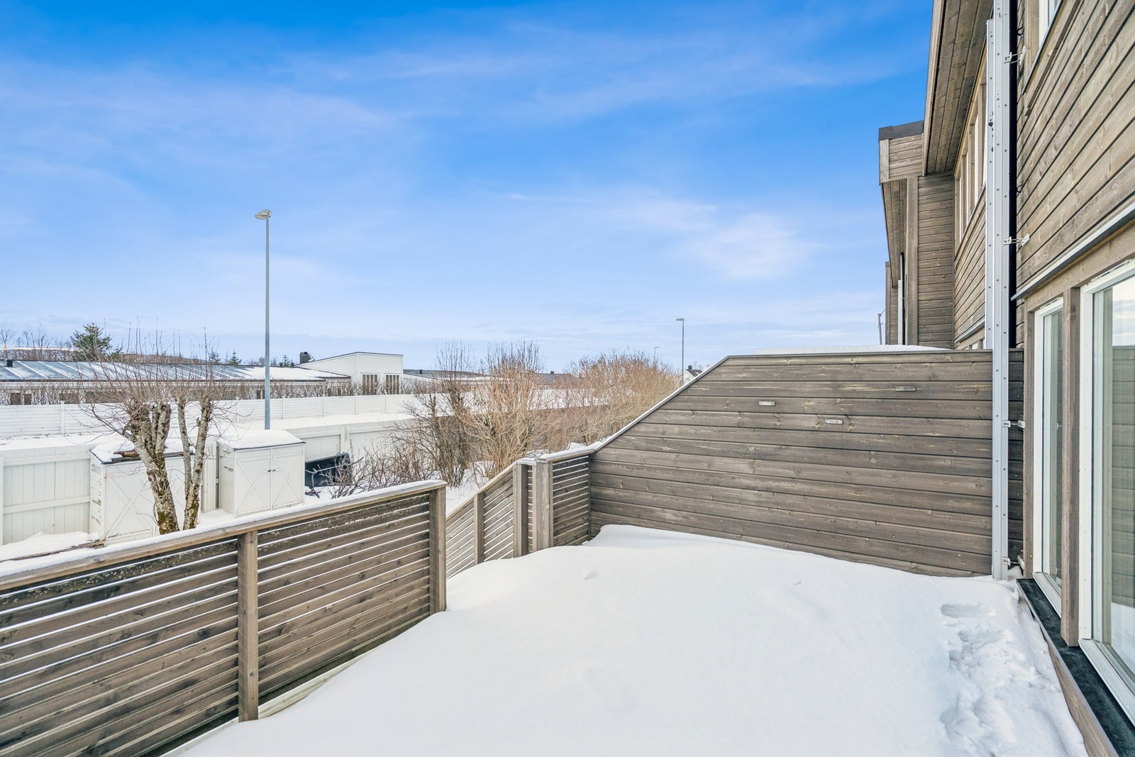 Boligene i disse rekkene er beliggende såpass lavt i terrenget at du får god effekt av støyskjermingen mot veien og en veldig koselig hage Galleribilde