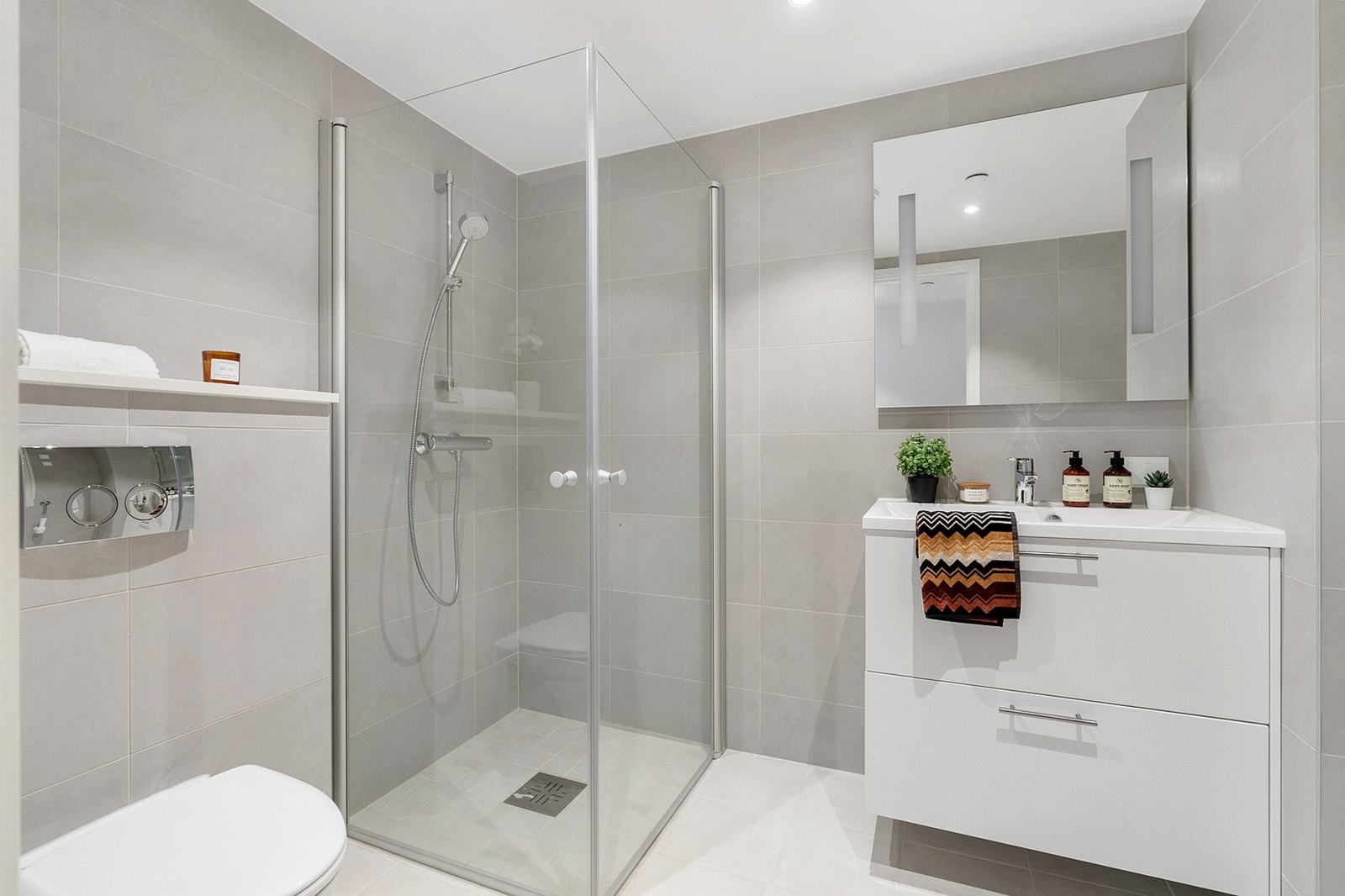 Flislagt og lekkert bad med gulvvarme. Galleribilde