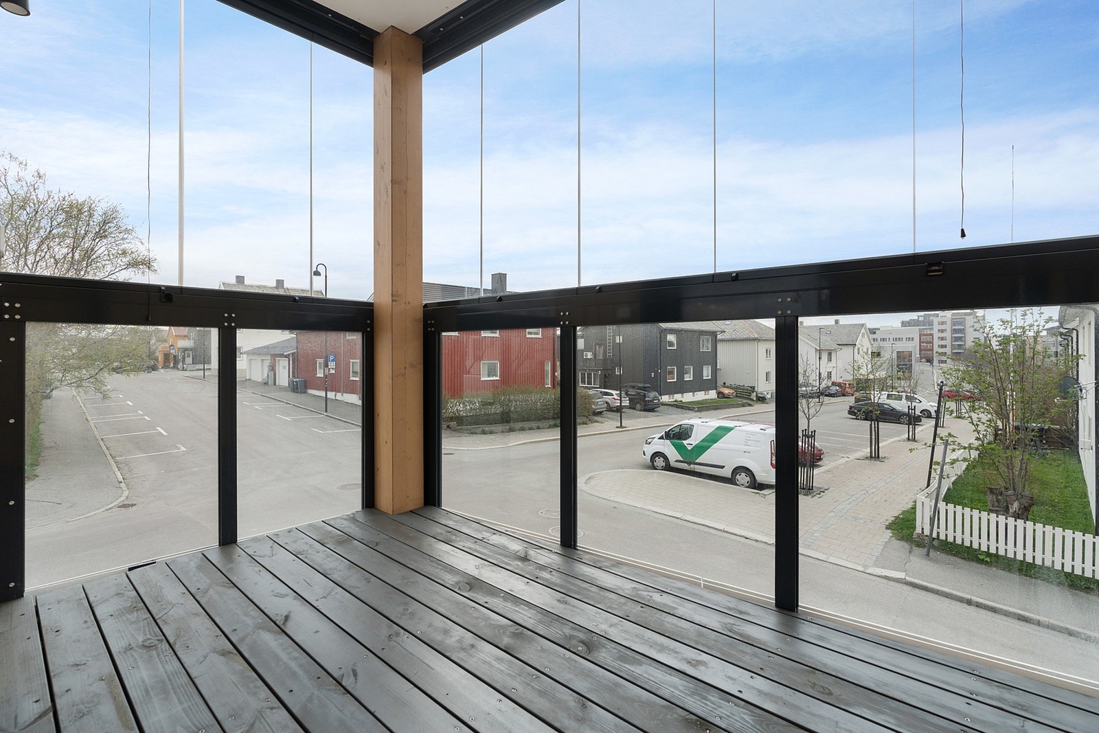 Innglasset balkong hvor man kan nyte gode solforhold. Galleribilde