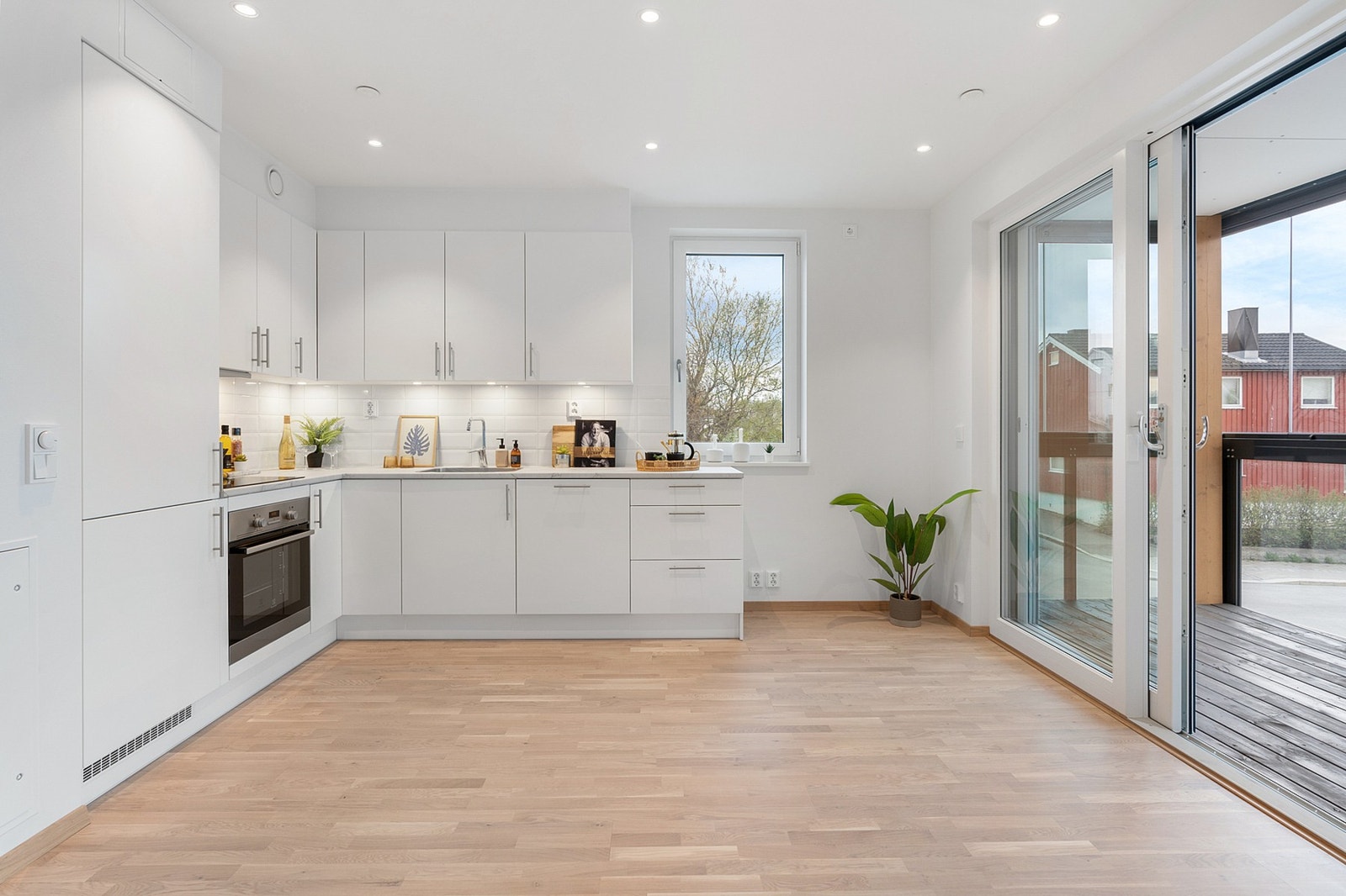 Stilrent og pent kjøkken i lys gjennomførelse. Galleribilde