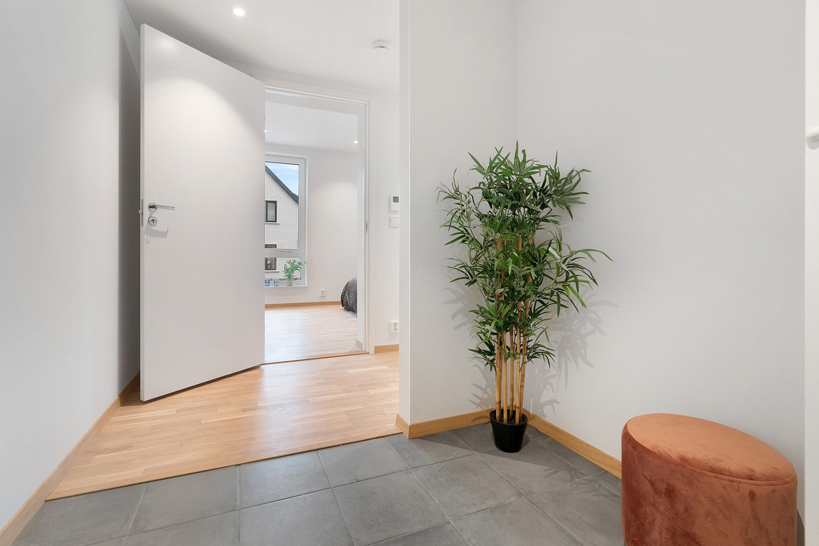 Romslig entré. Galleribilde