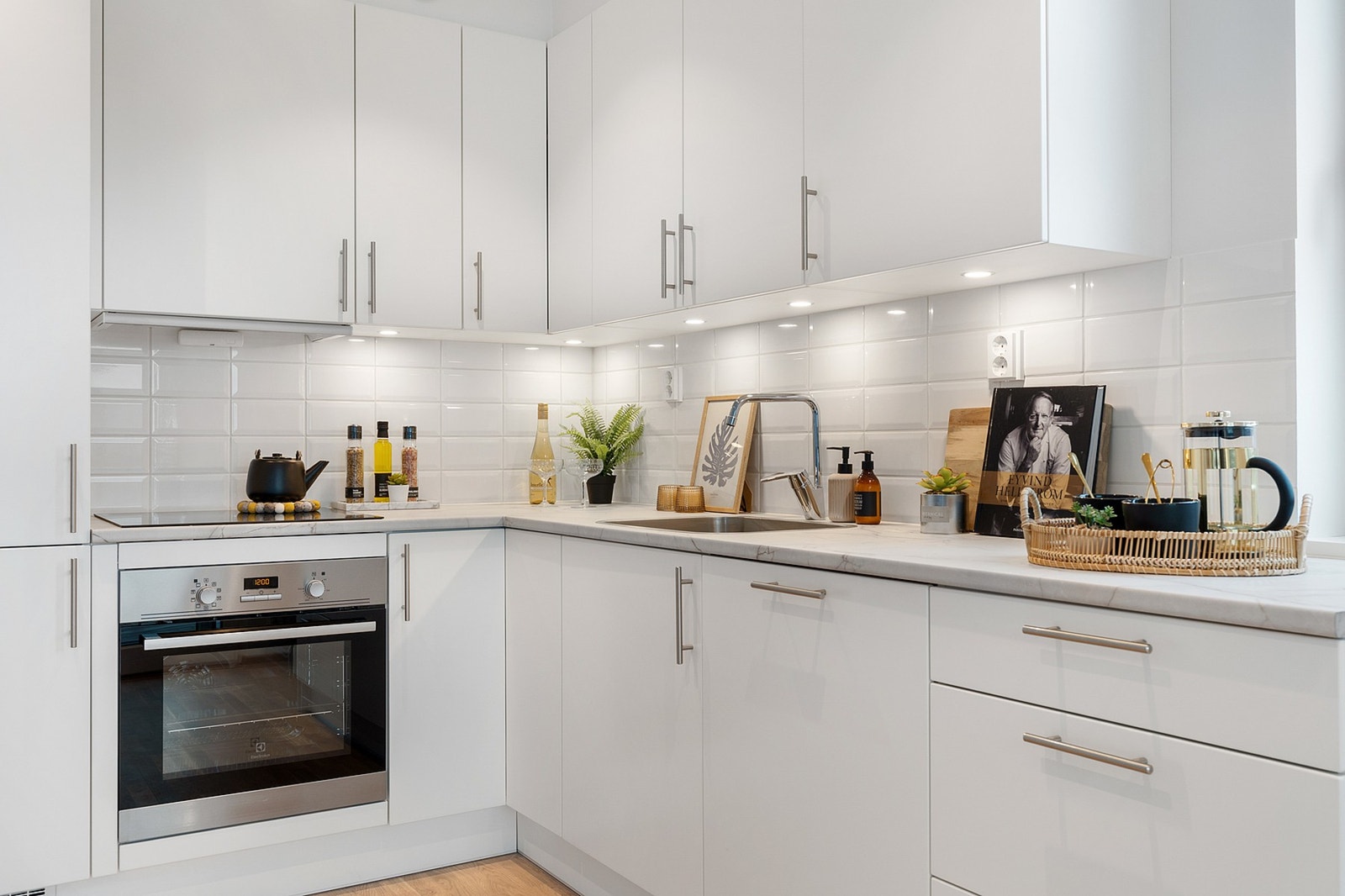 Fra kjøkken er det utgang til innglasset balkong. Galleribilde