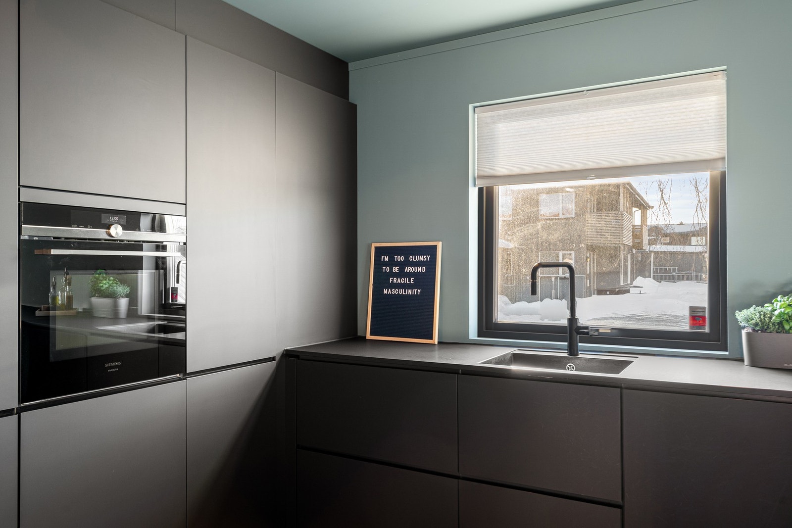 Kombinert stekeovn/mikrobølgeovn med steketermometer med fjernstyring og overvåkning i app. Galleribilde