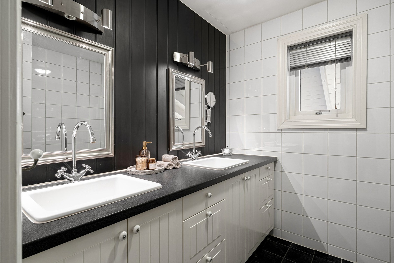 Dobbelservant med god oppbevaringsplass. Galleribilde