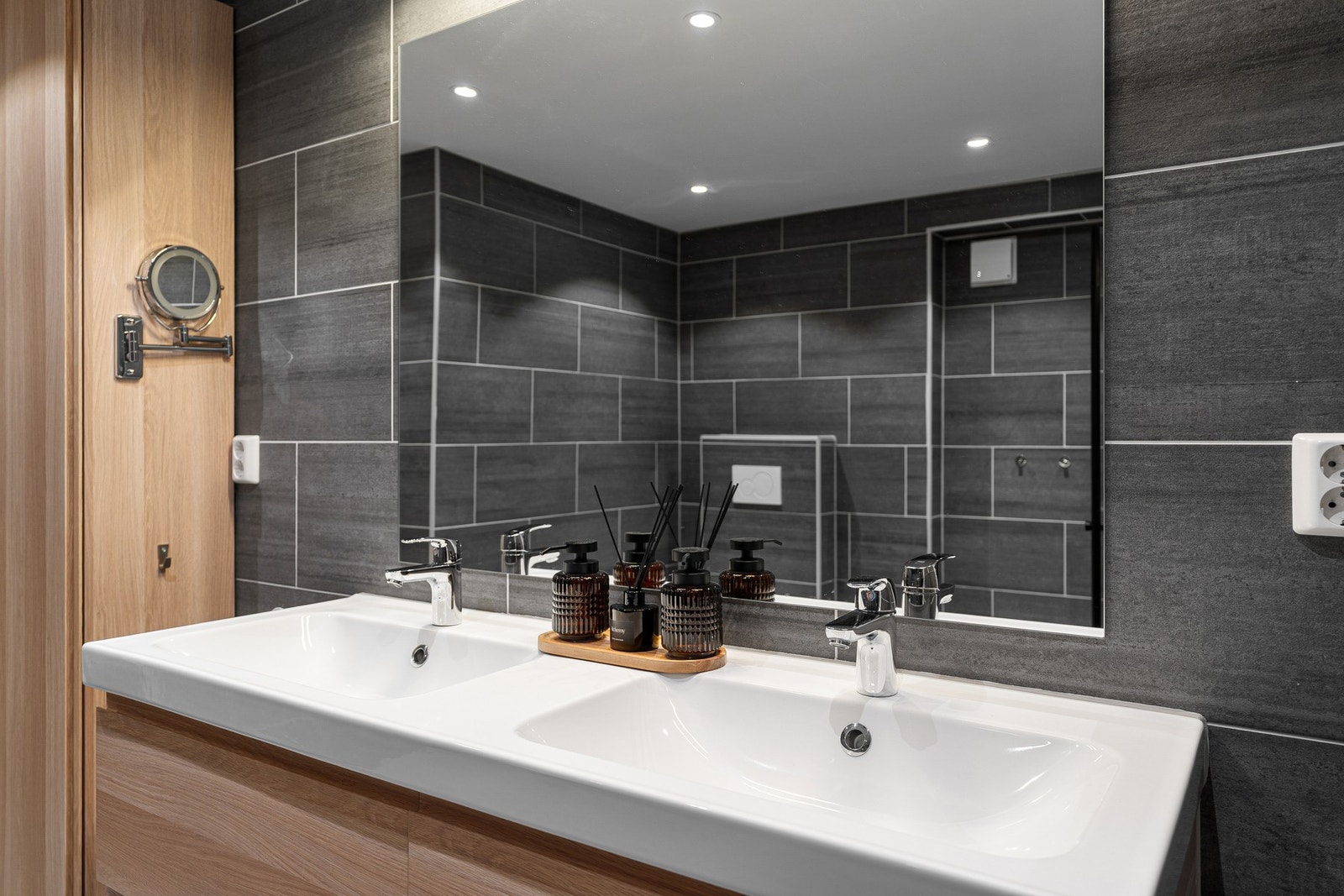 Flott baderomsinnredning med dobbelservant. Galleribilde