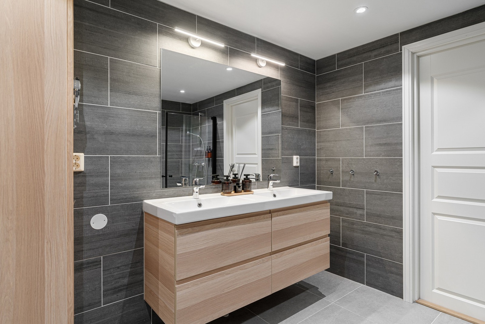 Baderommet er installert med dusjhjørne, toalett og baderomsinnredning med god oppbevaringsplass. Galleribilde