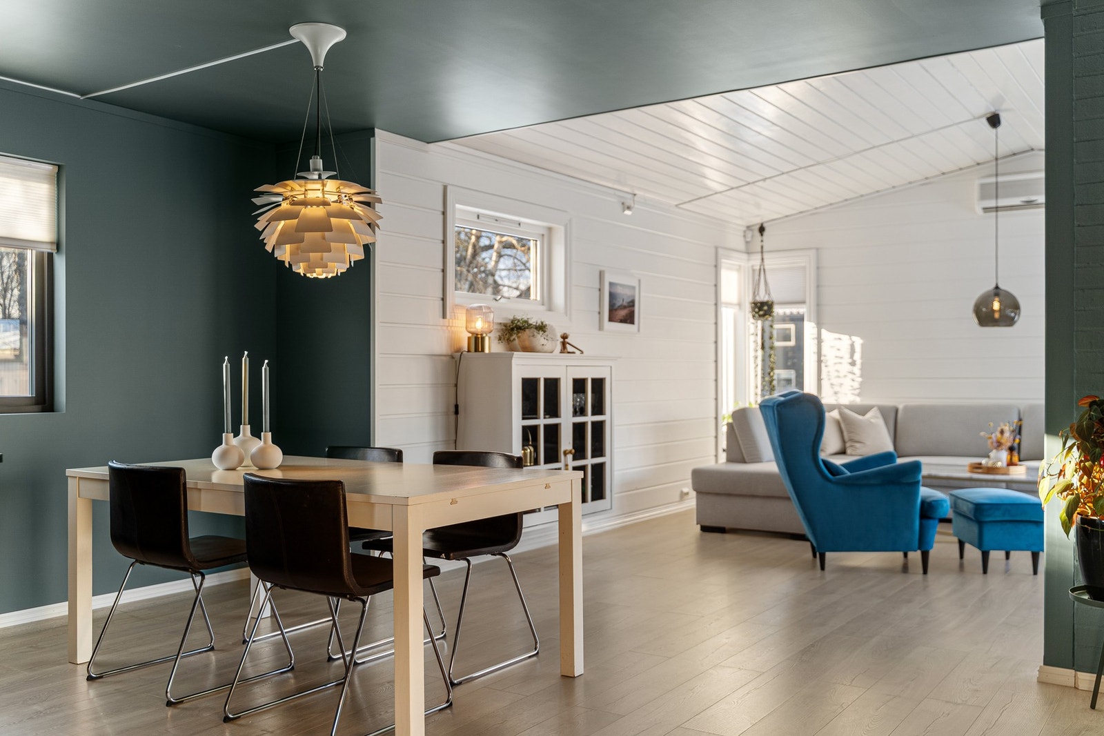 God plass til spisegruppe for hele familien som et naturlig skille mellom stue og kjøkken. Galleribilde