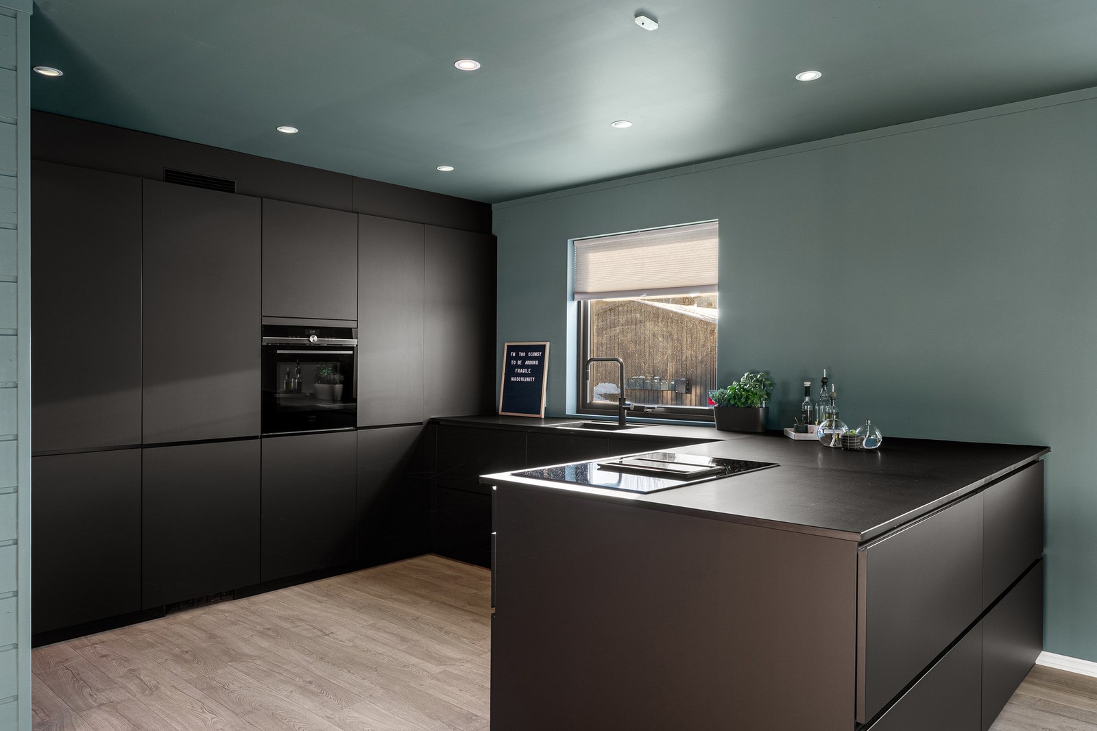 Godt med skap- og benkeplass på kjøkkenet. Galleribilde