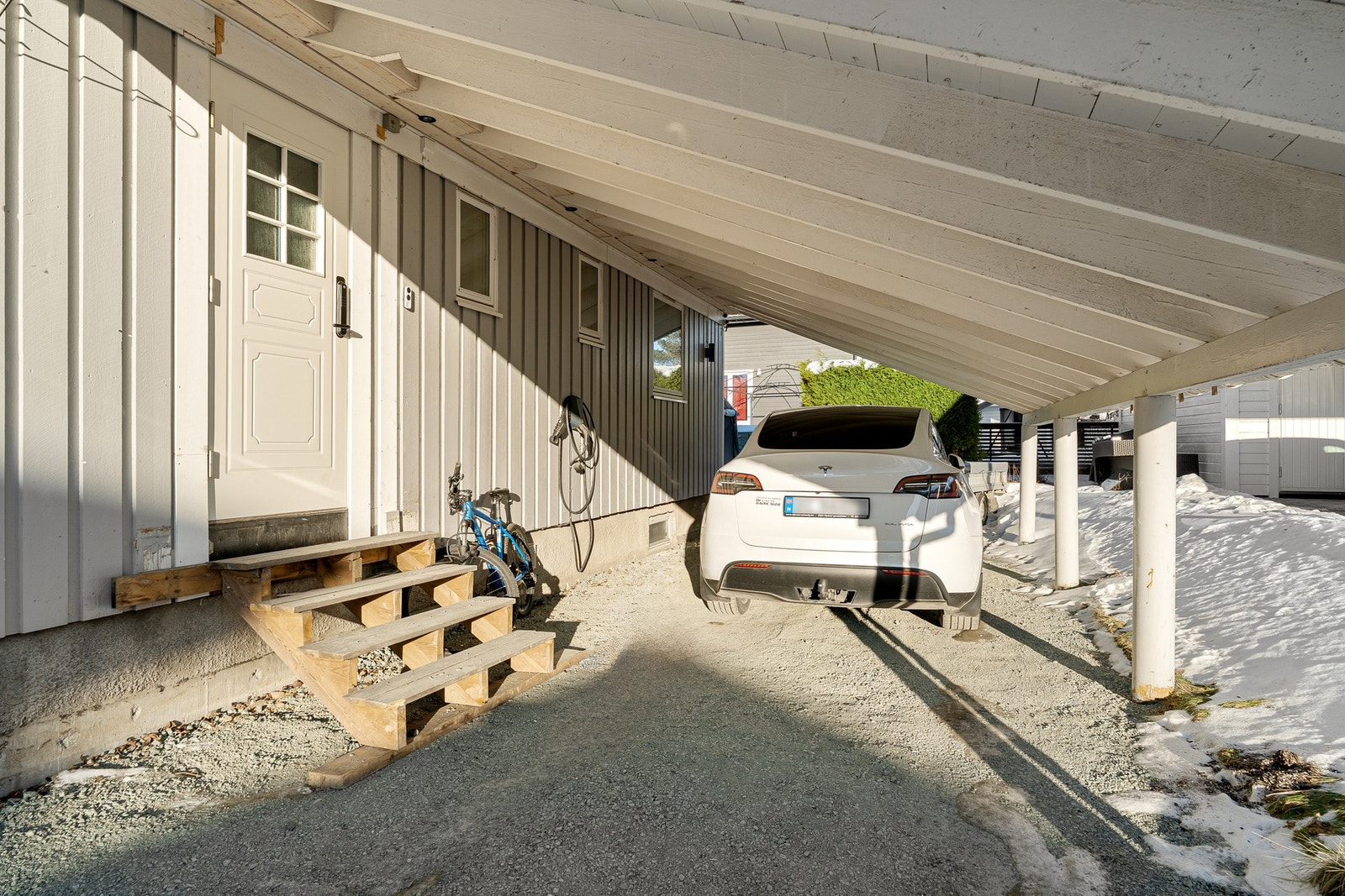 Carport med installert EL-billader, samt biloppstillingsplasser på egen tomt. Galleribilde