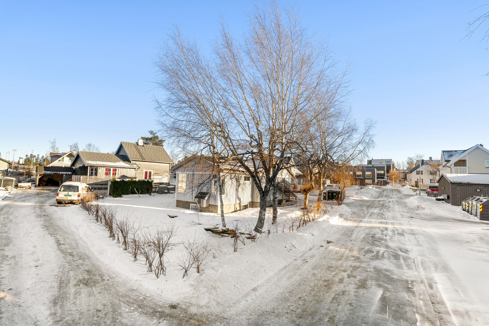 Eiendommen har en svært attraktiv beliggenhet på Heimdal, med gangavstand til både barnehage, skole, dagligvare og kollektivforbindelser. Galleribilde