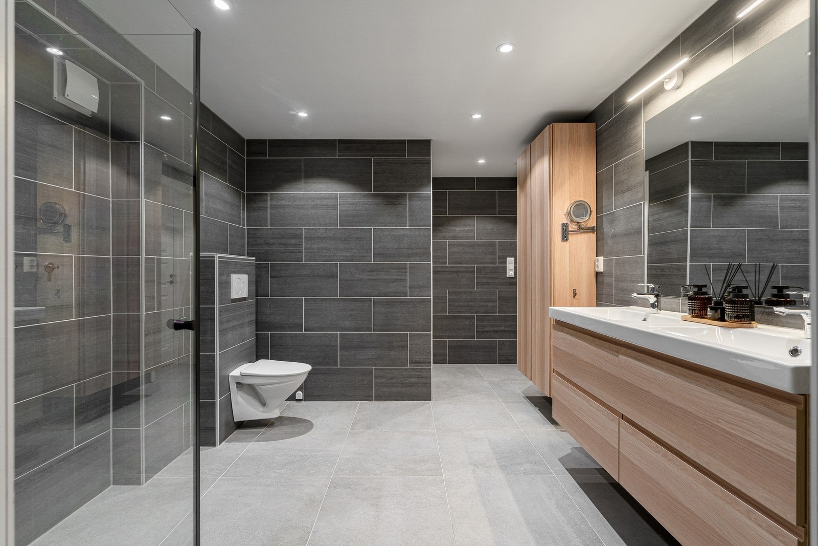 Romslig baderom er på 10,5 kvm med elektrisk gulvvarme. Galleribilde