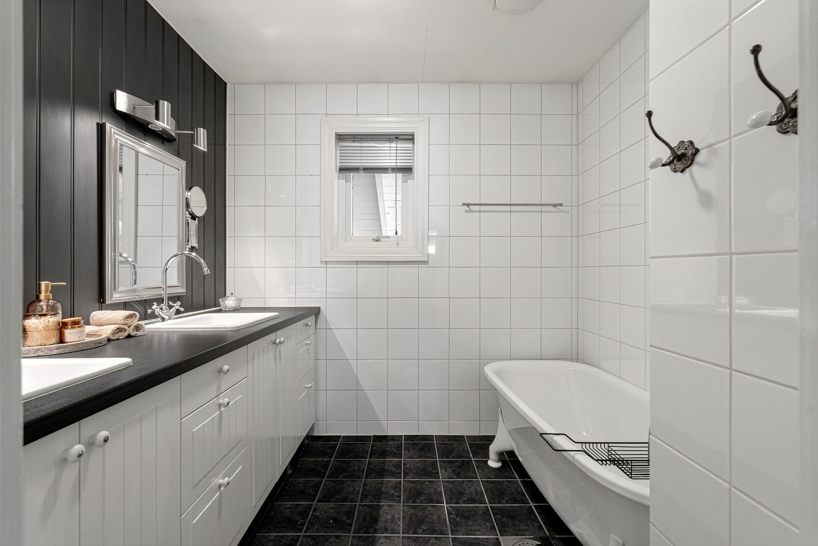 Lyst og pent baderom i 1. etasje. Galleribilde