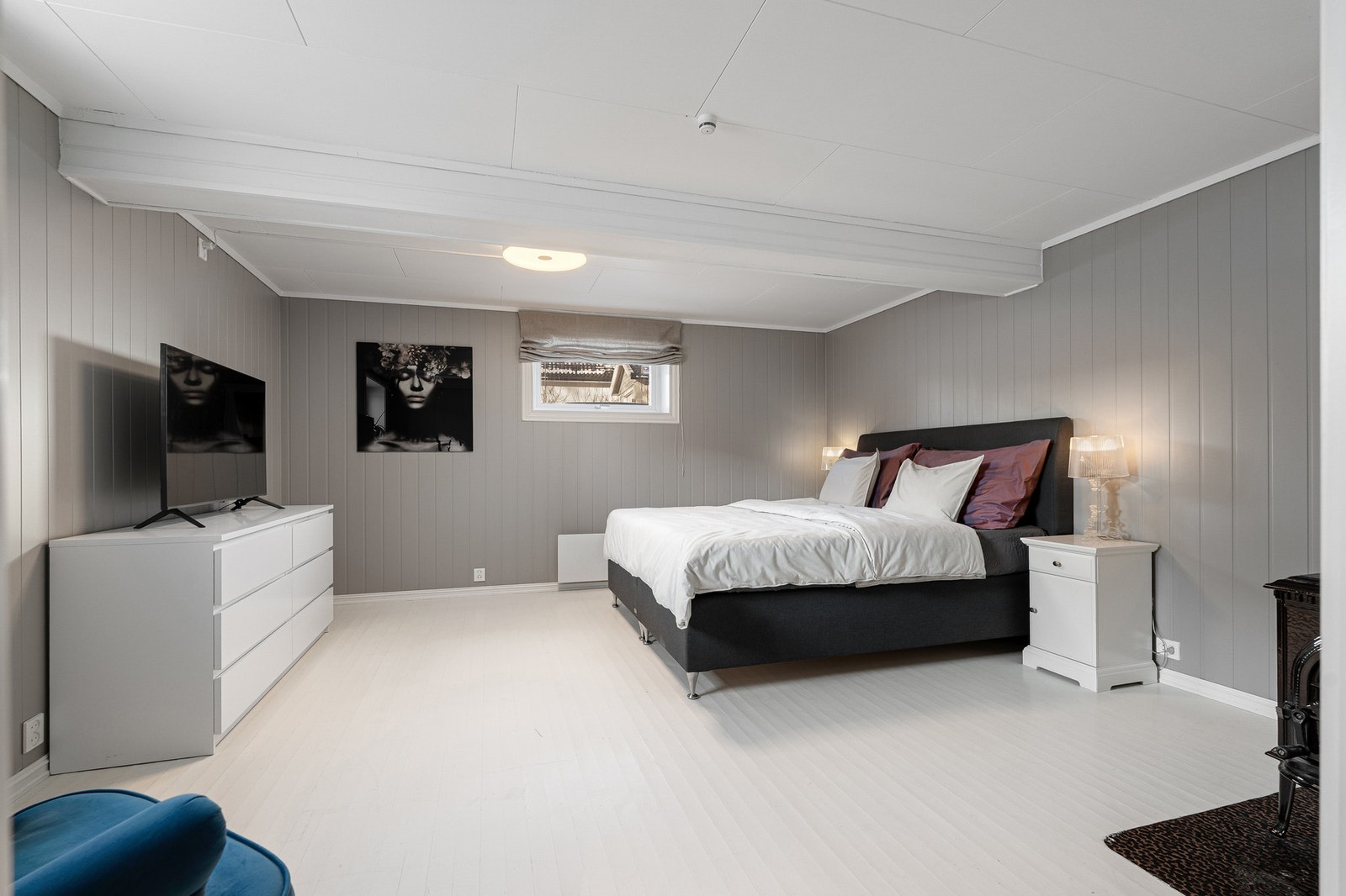 Takstmann opplyser om at disponible rom i underetasje oppfyller krav til lys og rømning, men at rommene ikke er omsøkt. Galleribilde