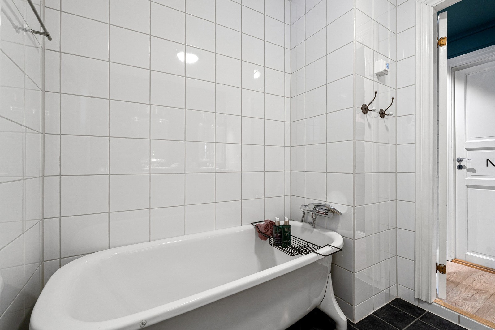 Baderommet har elektrisk gulvvarme og installert badekar. Galleribilde