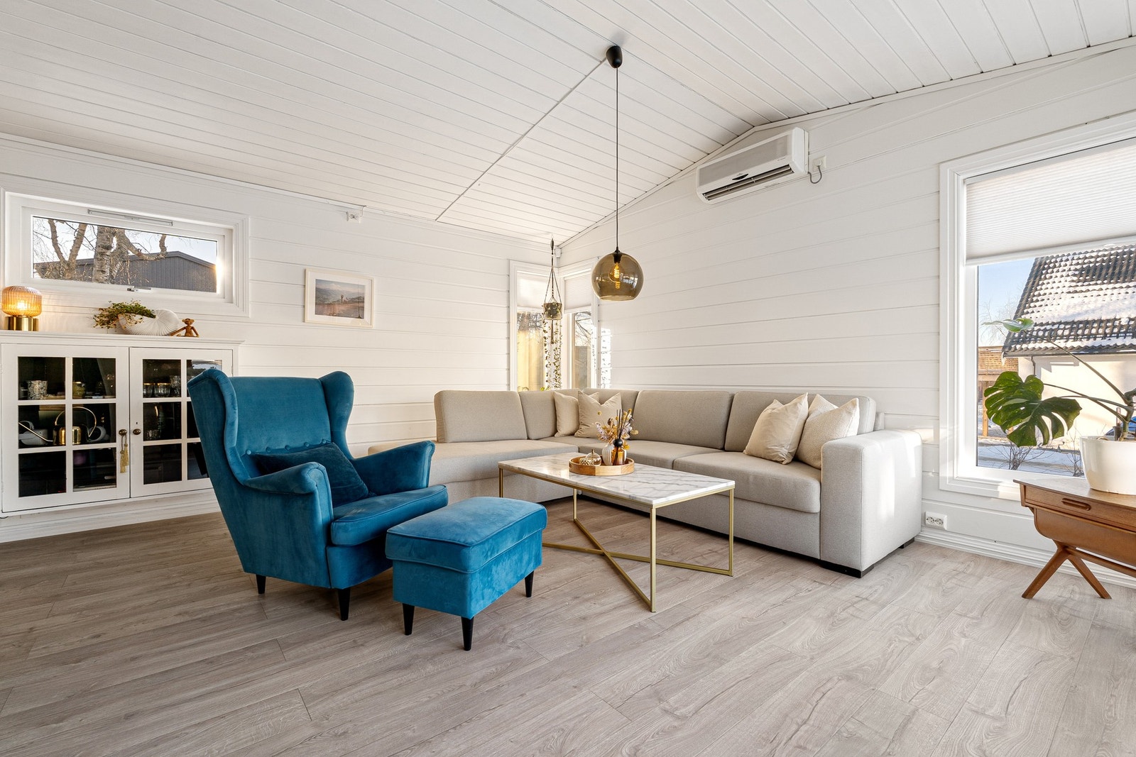 Lys og innbydende stue med gode møbleringsmuligheter som skaper ulike soner i rommet. Galleribilde