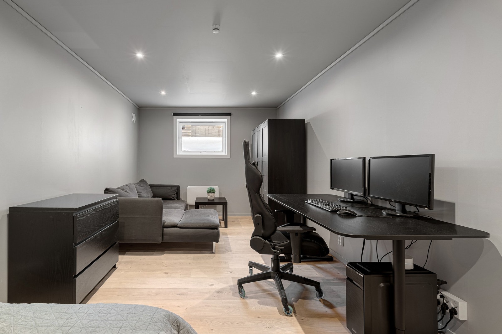 God plass til seng, skrivepult, garderobeskap og ønsket møblement. Galleribilde