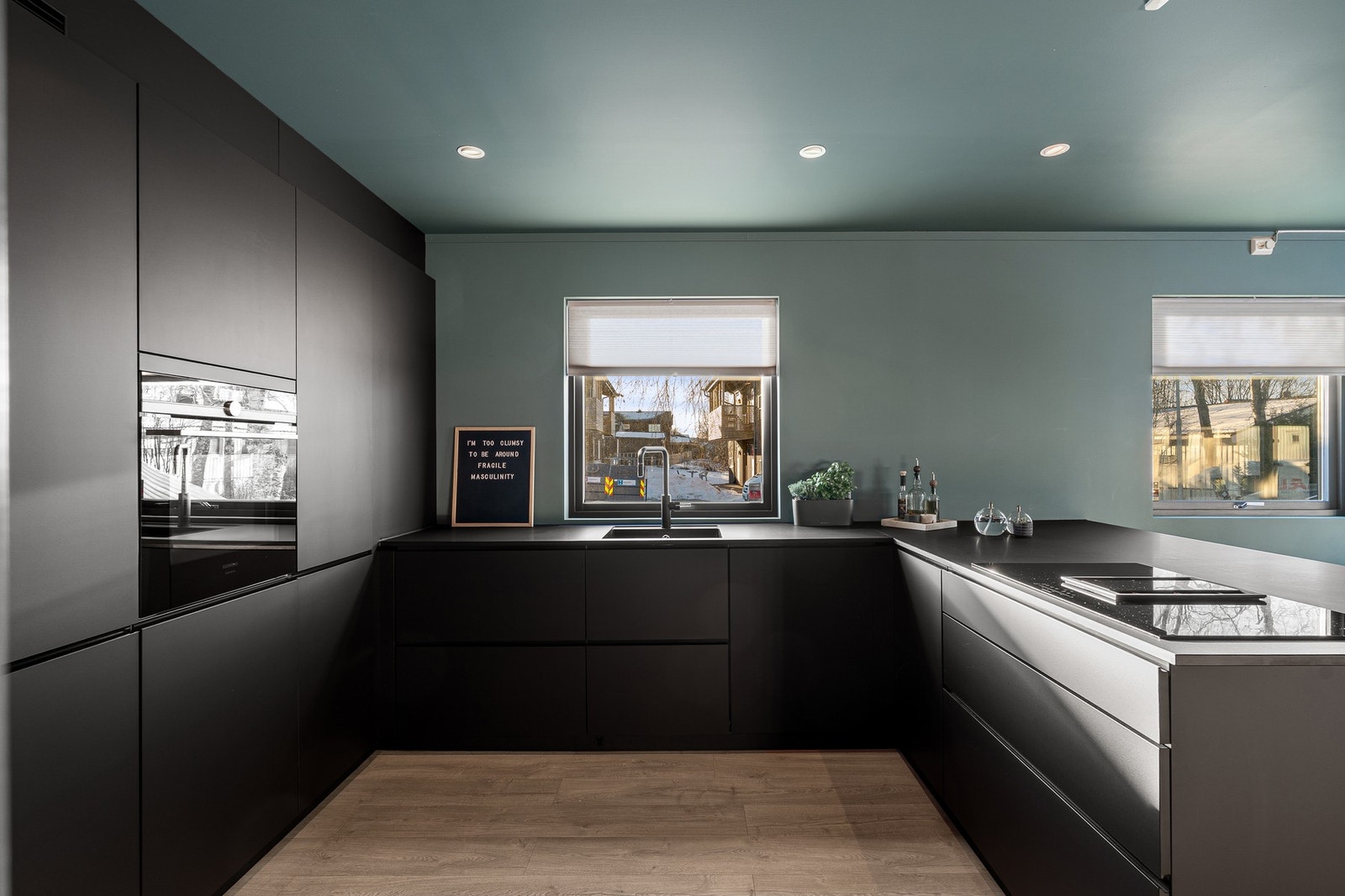 Delikat kjøkken med integrerte hvitevarer. Galleribilde