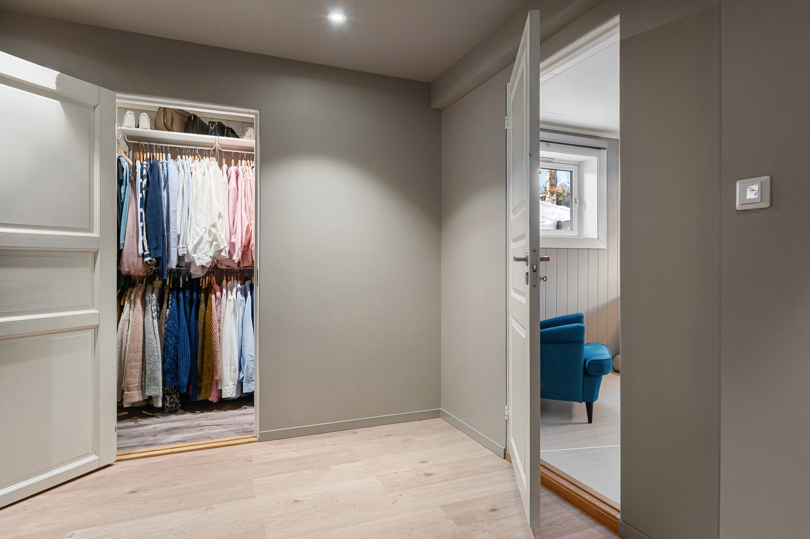 Gang i underetasje. Galleribilde