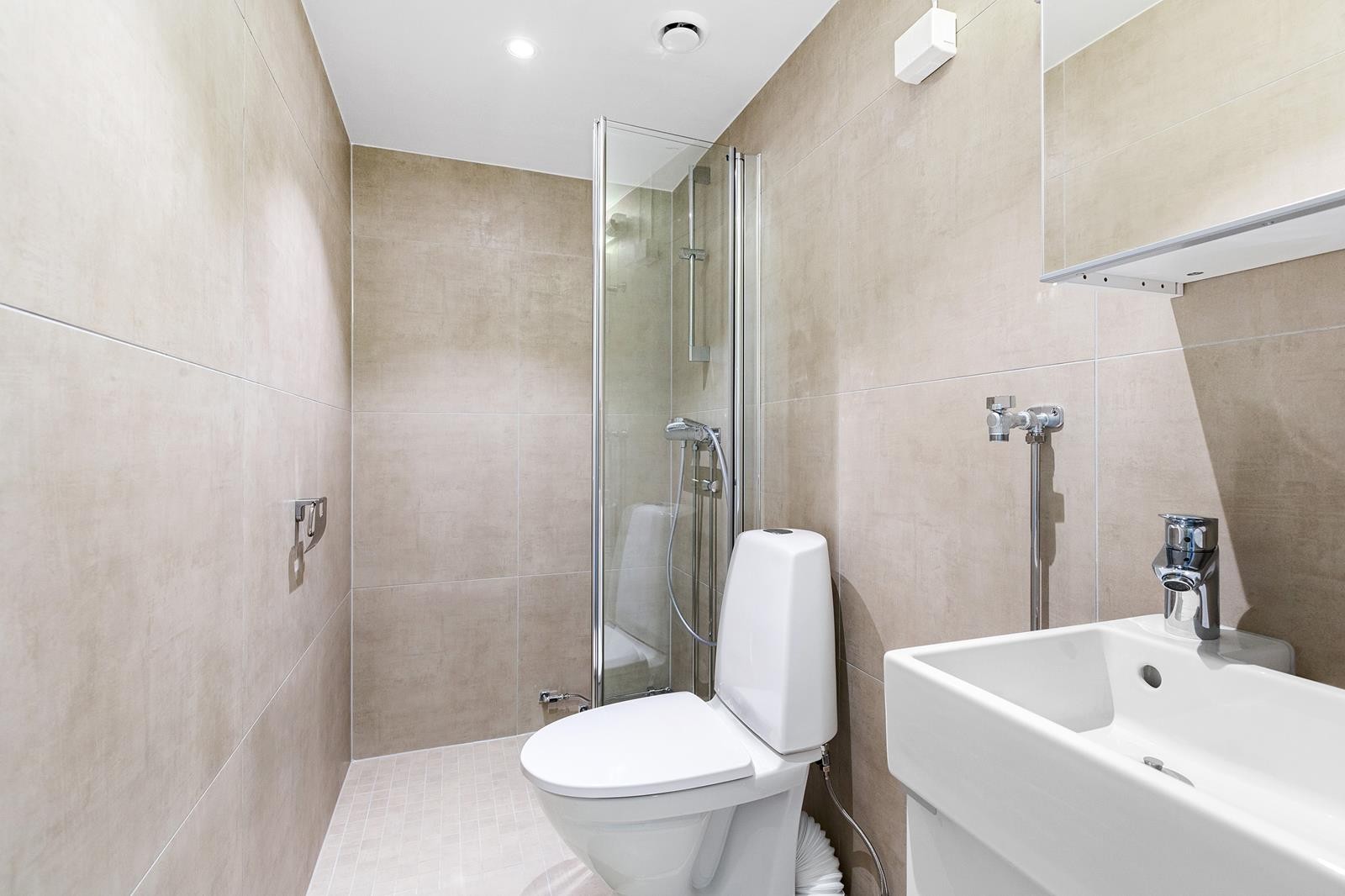 Pent flislagt bad med opplegg til toppmatet vaskemaskin Galleribilde