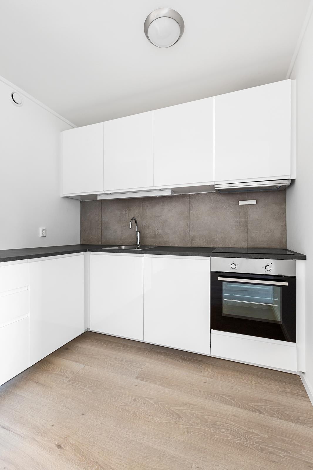 Rikelig med skap- og benkeplass Galleribilde