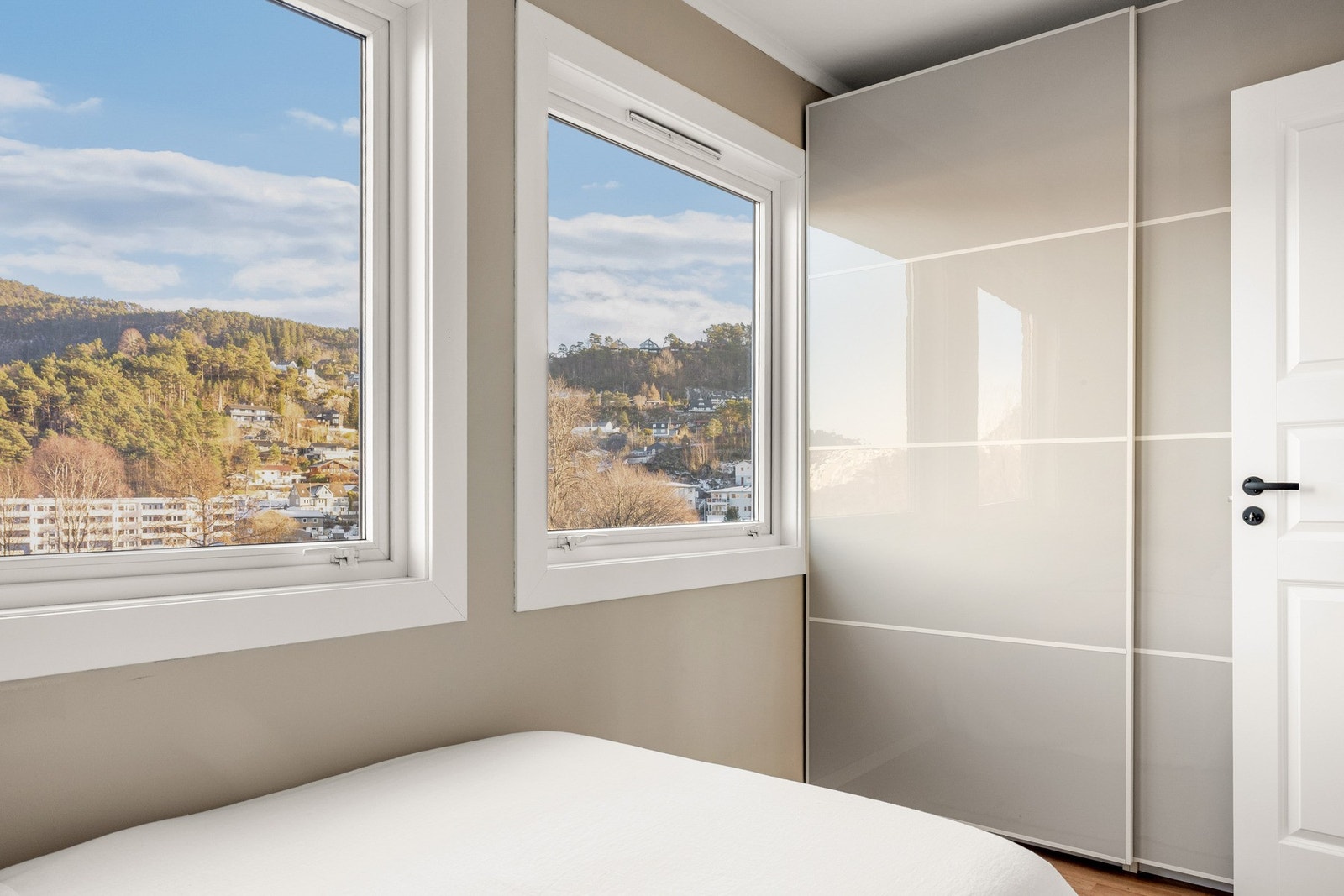 Her er det god plass til seng og garderobe. Galleribilde