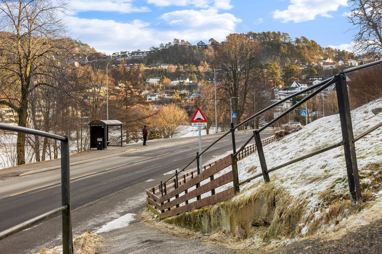 Fra leiligheten er det kun 1 min gange til busstopp. Galleribilde
