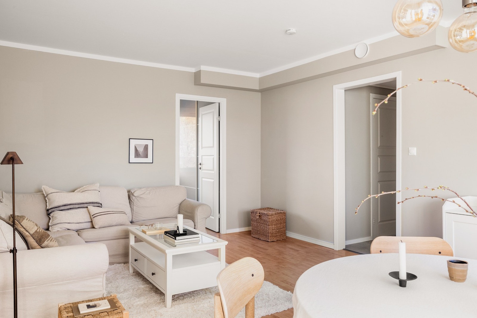 Stuen måler 22,1 m² og har god plass til både sofagruppe og spisebord. Det er helsparklet og malt i 2025. Galleribilde