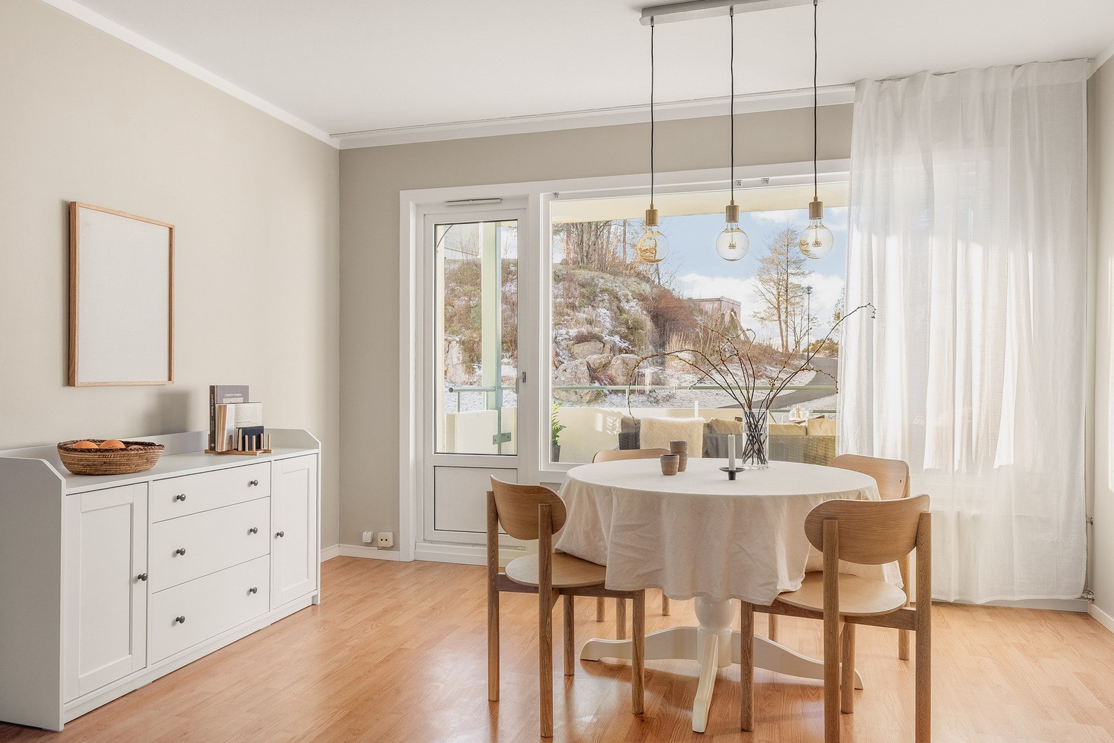 Stuen er lys og fin og får godt med naturlig lysinnslipp fra vinduene. Galleribilde