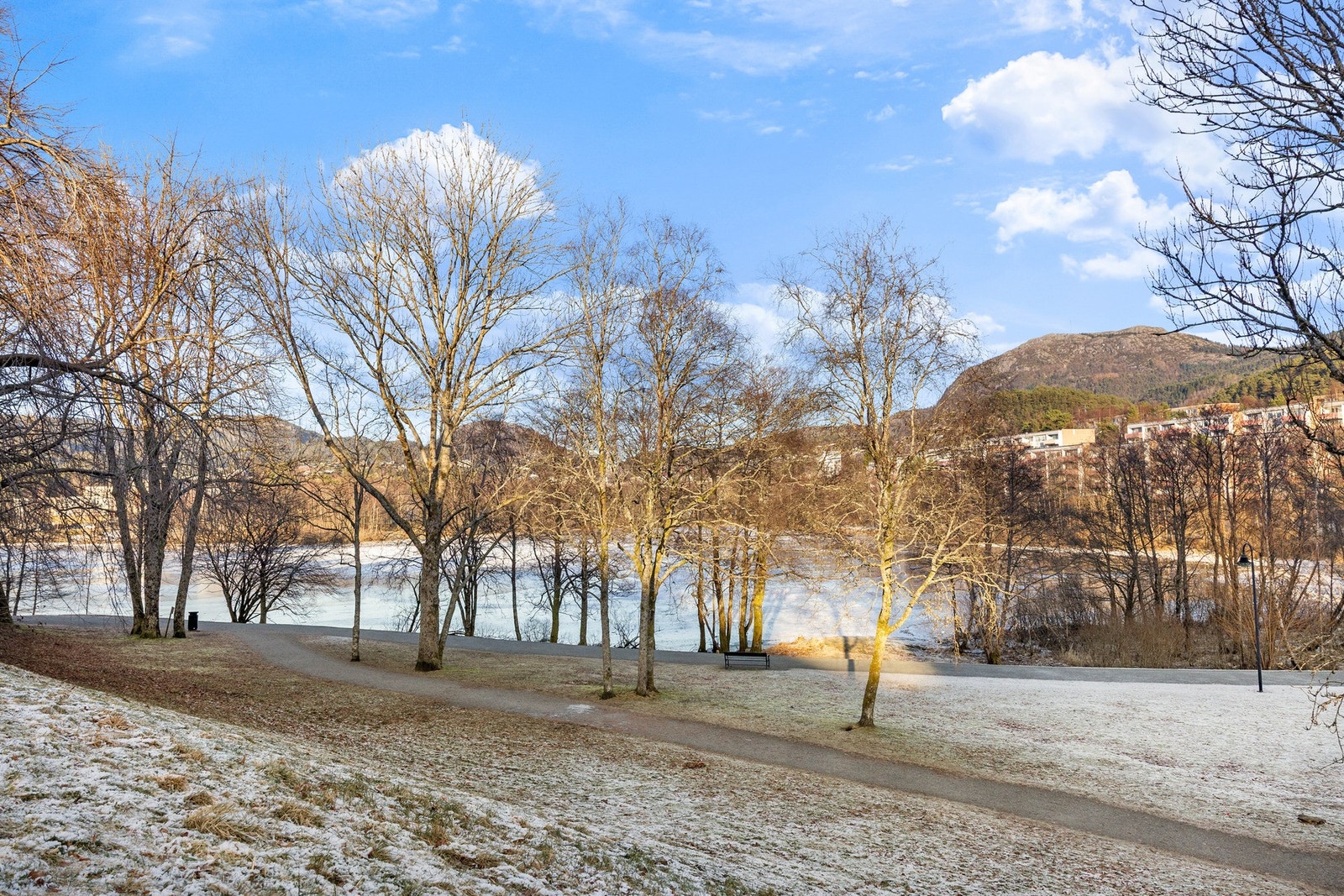Ønsker man seg en rolig spasertur eller joggetur er det flott sti rundt Ortuvannet. Galleribilde
