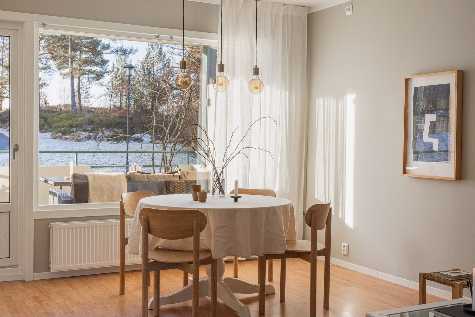 Det er sentralvarmeanlegg i blokken som forsyner leiligheten med varmt
forbruksvann og vann til radiator på stue. Dette er inkludert i felleskostnadene. Galleribilde