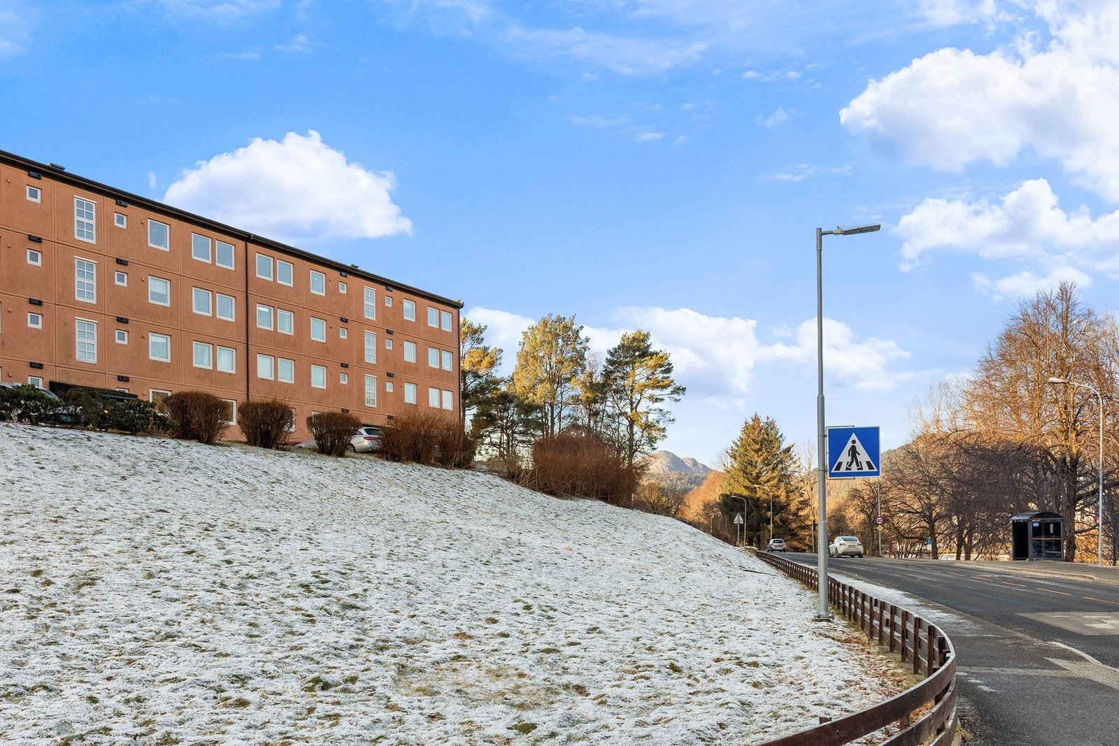 orettslaget består av 569 leiligheter, fordelt i 23 lavblokker og 2 høyblokker. Galleribilde