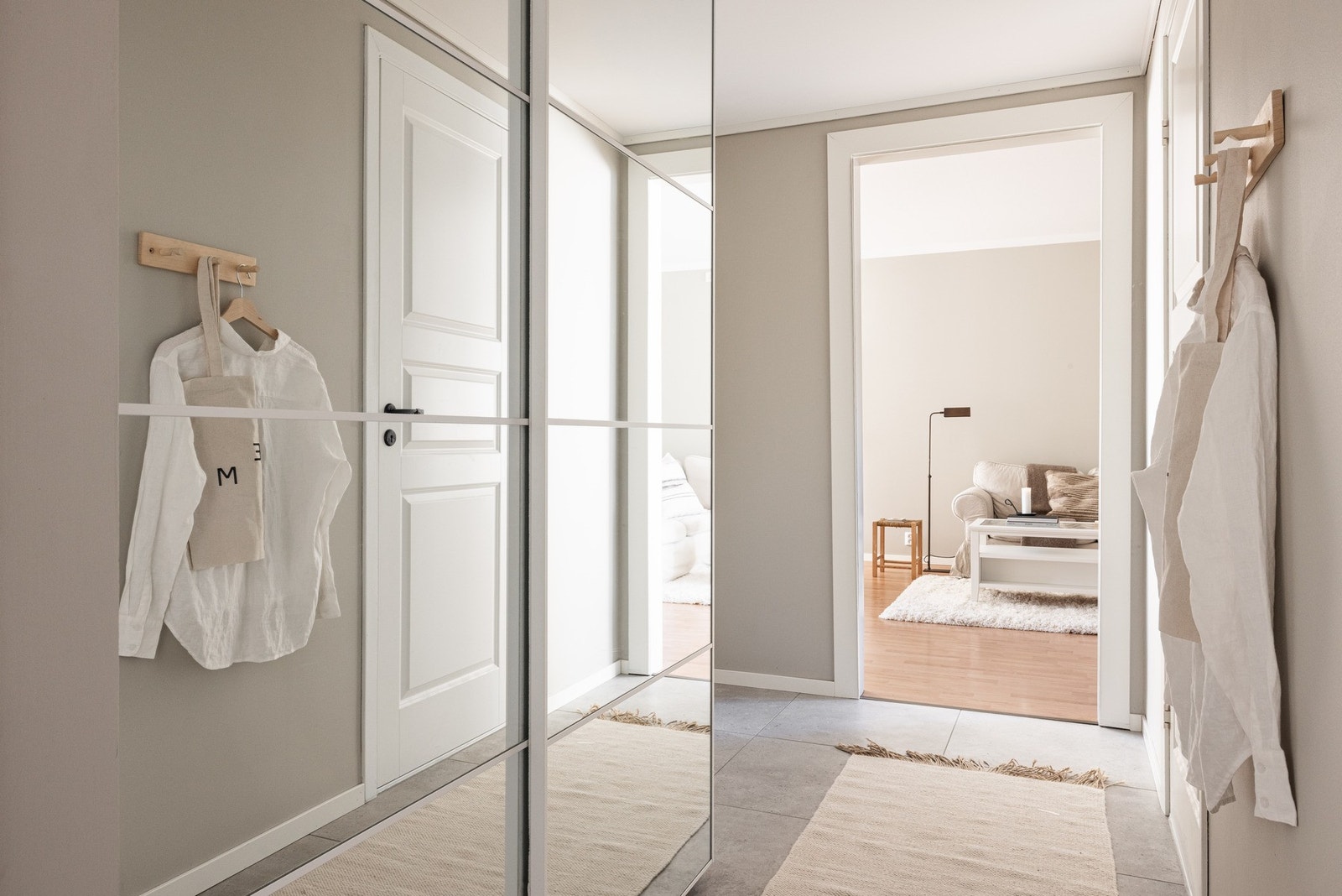 Romslig og innbydende gang på 6,6 m² med god plass til å henge fra seg yttertøy. Galleribilde